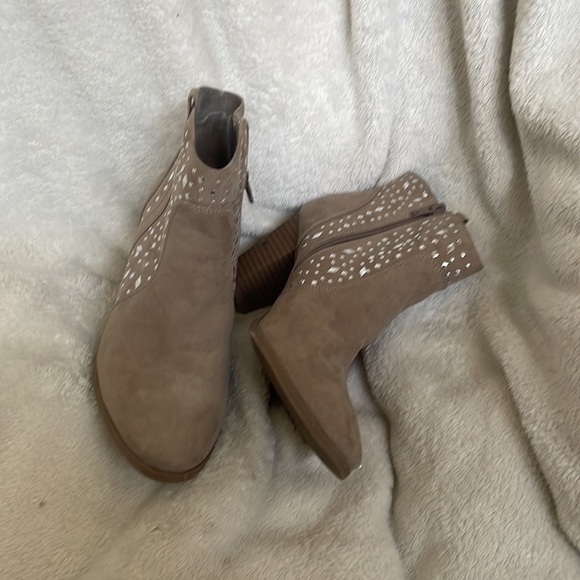 JENNIFER LOPEZ Taupe Studded Ankle Booties - Picture 2 of 7